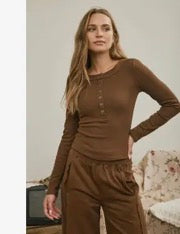 FITTED LONG SLEEVE RIBBED HENLEY KNIT TOP