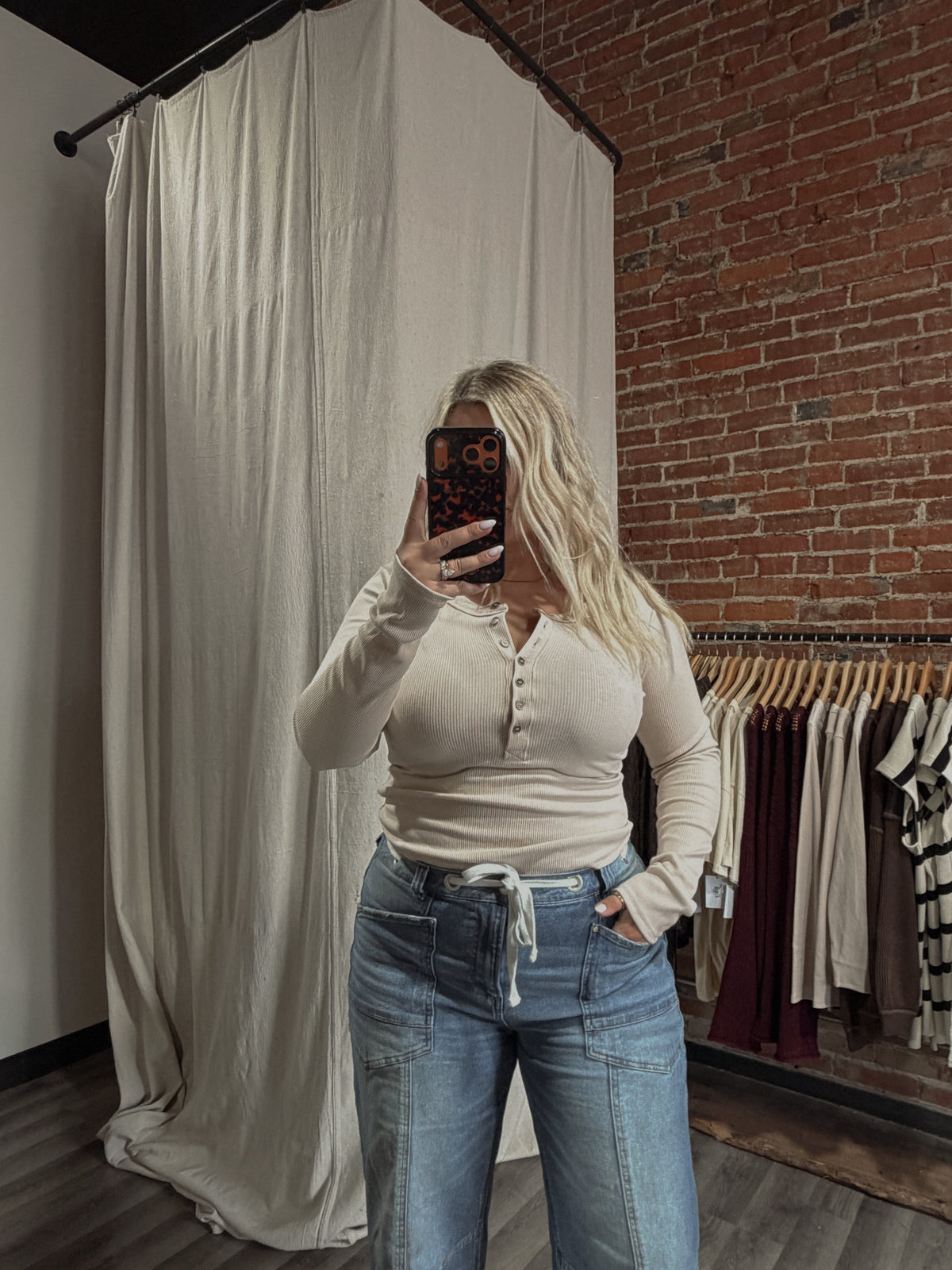 FITTED LONG SLEEVE RIBBED HENLEY KNIT TOP