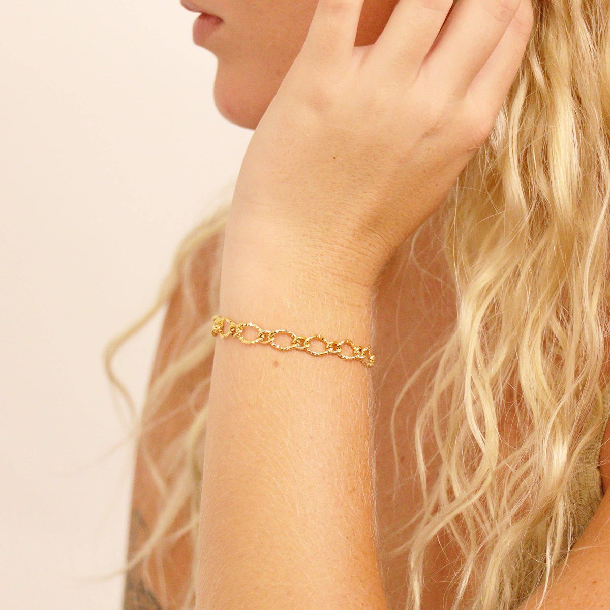 HALLI HAMMERED BRACELET - 18K GOLD PVD