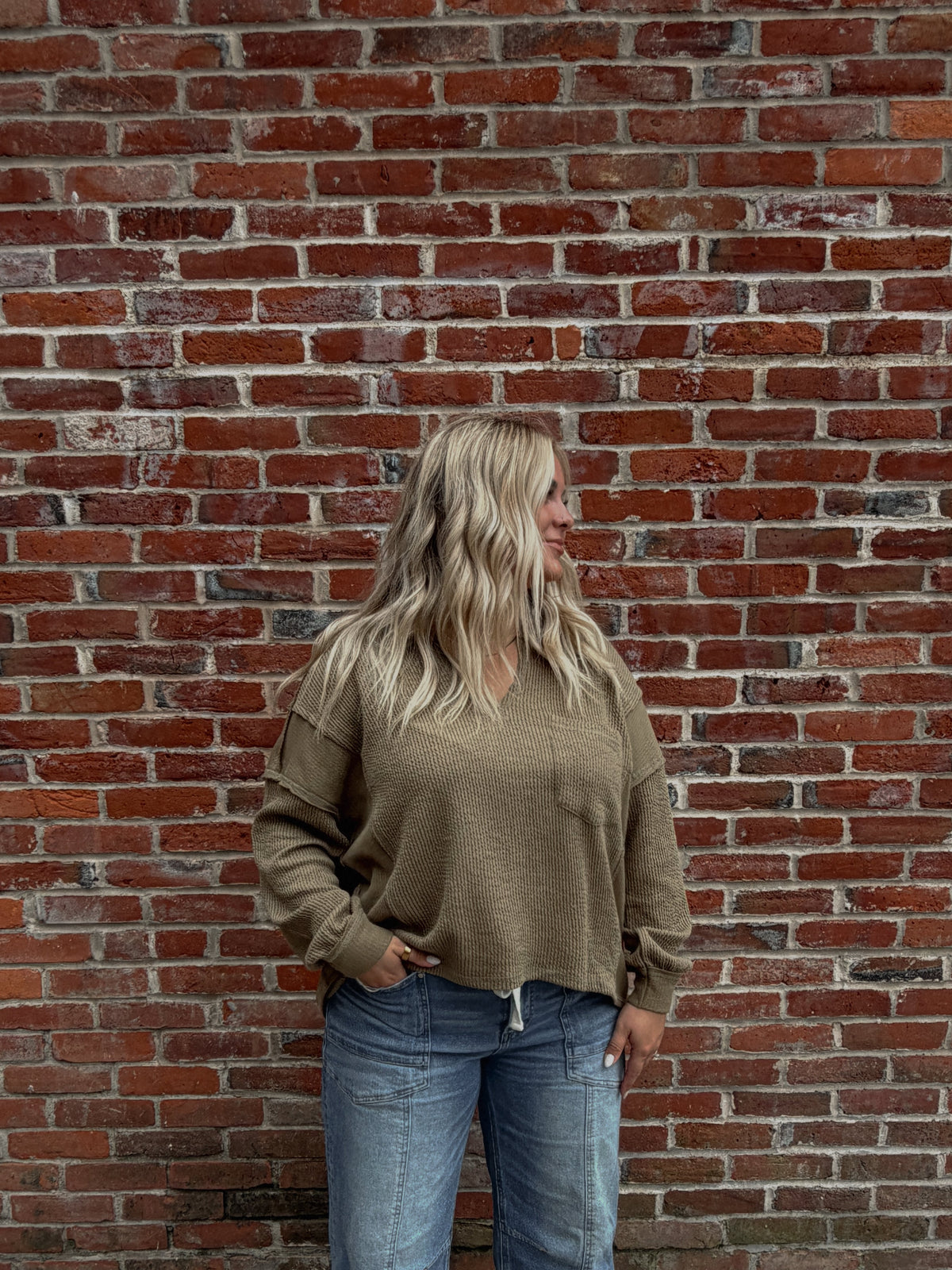 SPLIT NECK RAW EDGE LONG SLEEVE RIBBED KNIT TOP: OLIVE