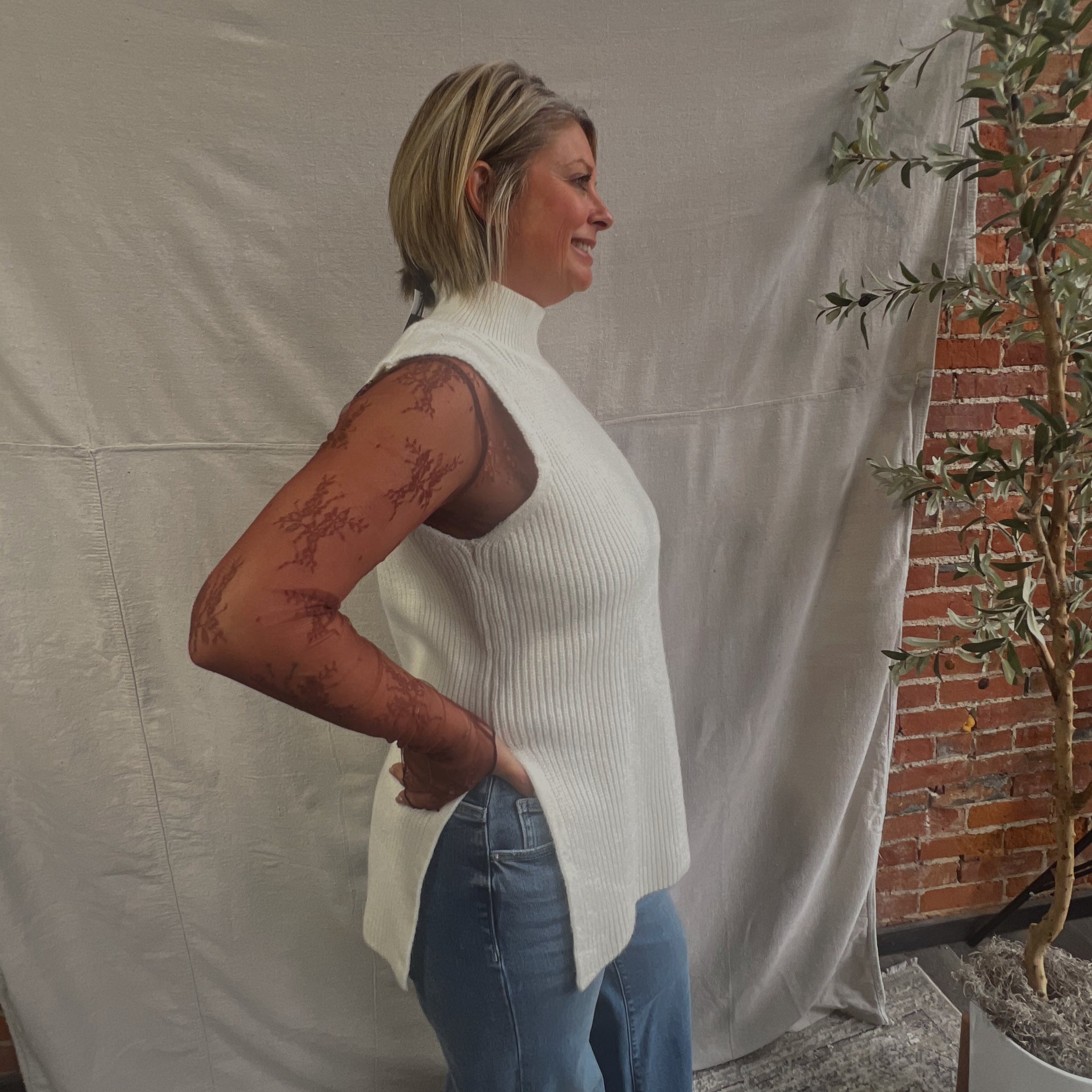 CREAMY SWEATER VEST TOP