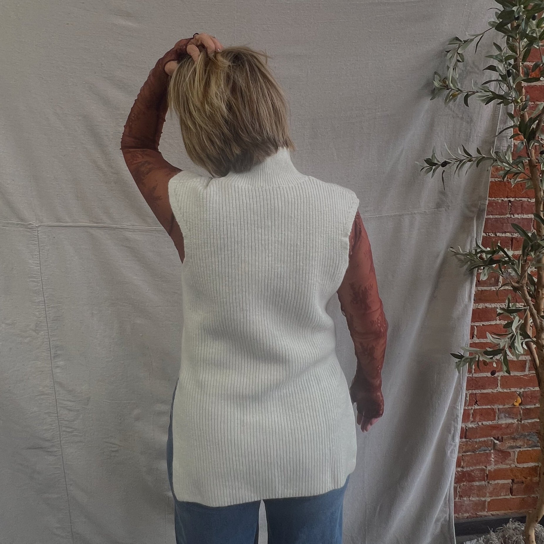 CREAMY SWEATER VEST TOP